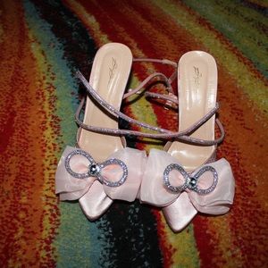 FREE SHIPPING NWT Rhinestone Lined Light Pink Heels